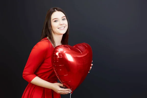 Brunette Fille Dans Une Robe Rouge Avec Ballon Une Jeune — Photo