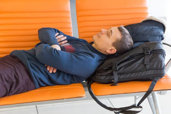 Pasager Îşi Aşteaptă Avionul Aeroport Bărbat Ani Doarme Bancă Timp — Fotografie, imagine de stoc