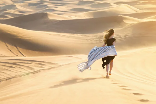 Blank Jong Mooi Meisje Alleen Een Hete Waterloze Woestijn Loopt — Stockfoto