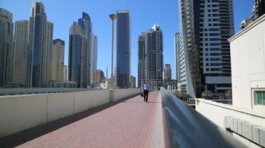 Dubai, Birleşik Arap Emirlikleri, Dubai Marina Bölgesi 03 06 2020 editoryal şehir yaşamı, insanların hareketi ve büyük bir şehrin sokaklarında taşımacılık.