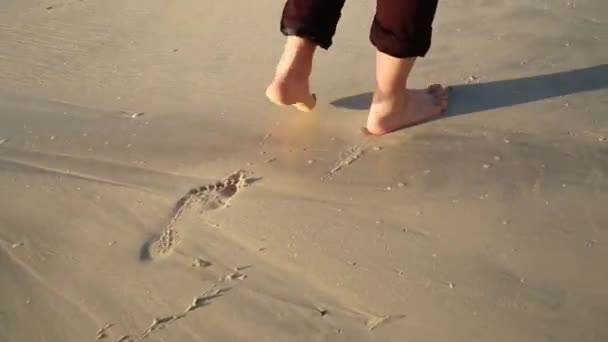 Een Zakenman Een Broek Blote Voeten Loopt Langs Het Strand — Stockvideo