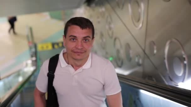 Hombre Monta Metro Una Escalera Mecánica Adulto Caucásico Hombre Sube — Vídeo de stock