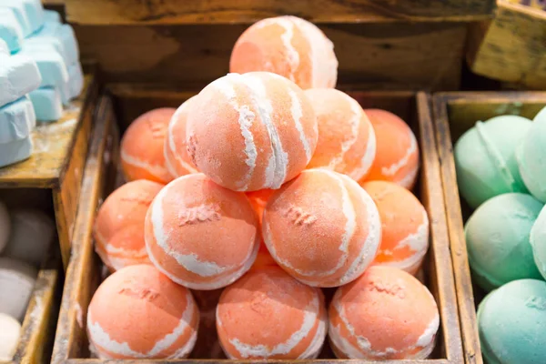 Parlak renkli banyo bombaları sepette. Tezgahta renkli banyo bombaları.