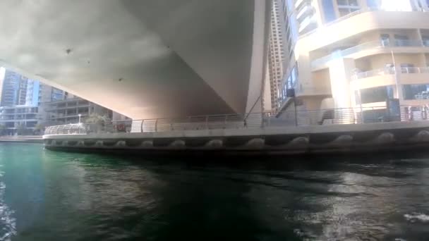 ドバイ アラブ首長国連邦 ドバイマリーナエリア03 2020水輸送 社説ドバイ水ユーティリティを介して水上タクシーで旅行 観光船からの街の眺め — ストック動画