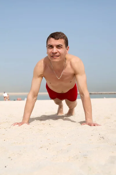 Hombre Practicar Deportes Una Playa Ciudad Hombre Caucásico Adulto Años —  Fotos de Stock