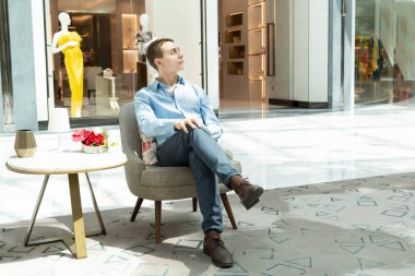 Bir adam kafede kız arkadaşını bekliyor. Tarz sahibi genç bir adam iş görüşmesi için bekliyor..