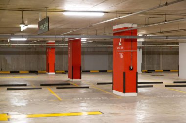 İnsanların olmadığı bir alışveriş merkezinin otopark fotoğrafı. İnsanlar olmadan alışveriş merkezinin otoparkının fotoğrafı.