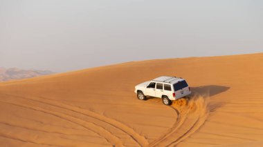 Dubai, Birleşik Arap Emirlikleri, çöl 03 06 2020: araba yarışı. Bir grup turistle birlikte çöl aracında editoryal ekstrem turist gezisi