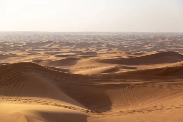 Foto Van Woestijn Bij Zonsondergang Zandduinen Van Woestijn Met Sporen — Stockfoto