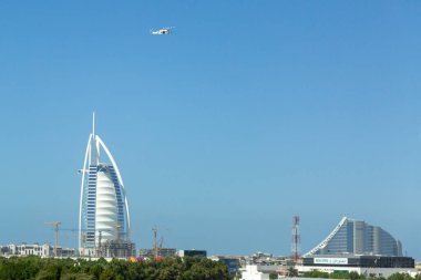 Dubai, Birleşik Arap Emirlikleri, 3 Mart 2020: şehir manzaralı. Dubai şehrinin editör görüntüsü, Sail 'in evi ve üzerinde uçan bir helikopter..