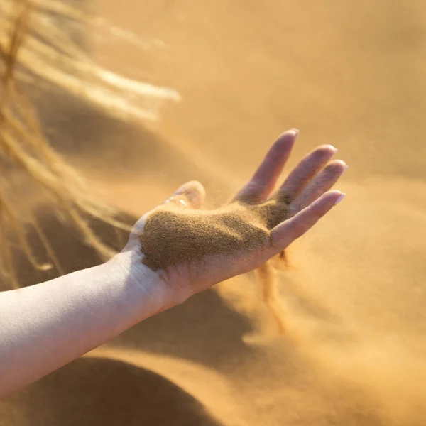 Woestijnzand Een Vrouwelijke Hand Een Meisje Houdt Heet Zand Woestijn — Stockfoto