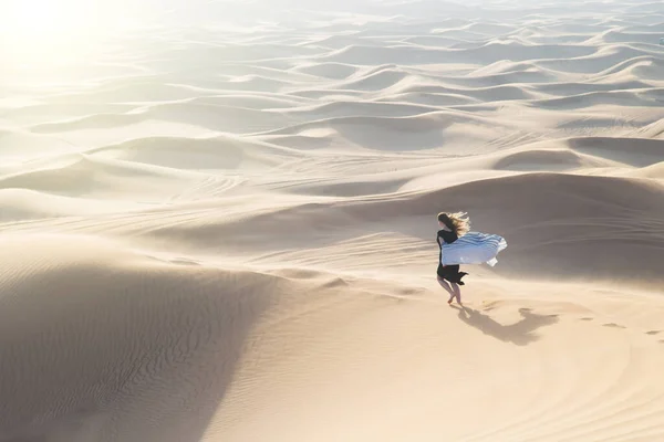 Het Meisje Loopt Uitgestrekte Woestijn Vrijheidsconcept Eenzame Vrije Vrouw Midden — Stockfoto