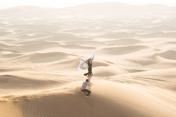 Een Getrouwd Stel Wordt Gefotografeerd Een Reis Door Arabische Woestijn — Stockfoto