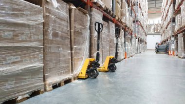 Depo raflarındaki mallarla dolu büyük bir ticaret şirketinin deposu. Geniş depo, mallar için çok katlı raflar.