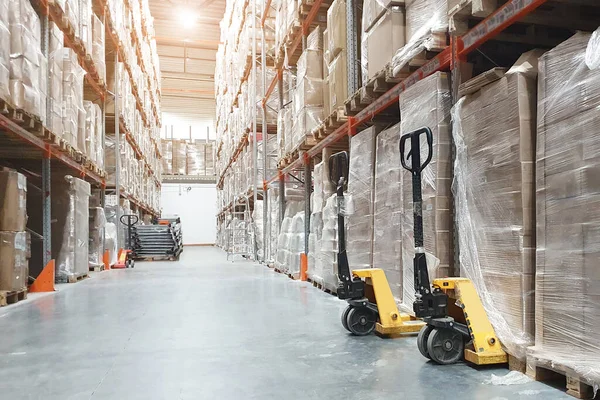 Geniş bir depo, mallar için çok katlı raflar. Depo raflarındaki mallarla dolu büyük bir ticaret şirketi deposu.