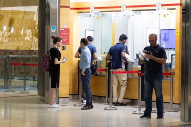 Dubai, Birleşik Arap Emirlikleri 03 01 2020: metroda nakit masası. Editör İnsanlar metro bileti kuyruğunda