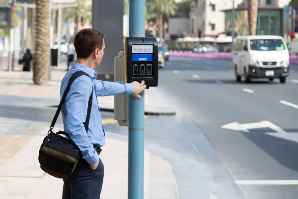 Человек Перекрестке Электронными Правилами Мужчина Нажимает Электронный Знак Пешеходного Перехода — стоковое фото