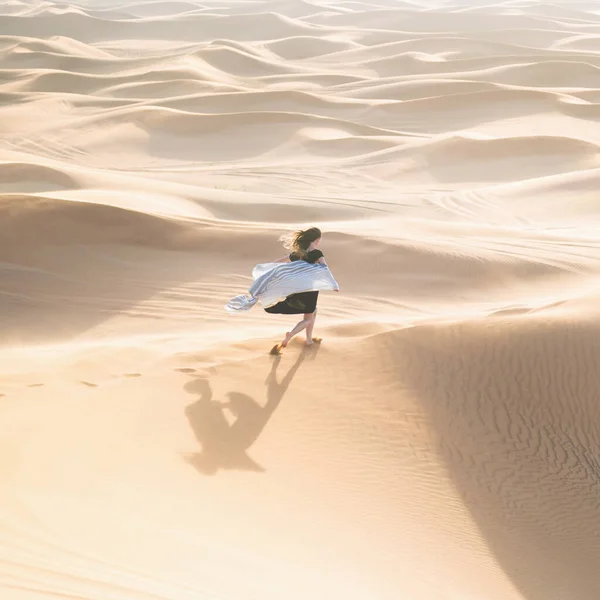 Eenzame Vrije Vrouw Midden Een Verlaten Woestijn Rent Naar Vrijheid — Stockfoto