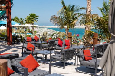 Dubai sahilinde boş bir kafe. Deniz kenarındaki kafe. Virüs ve karantina yüzünden müşterisiz..