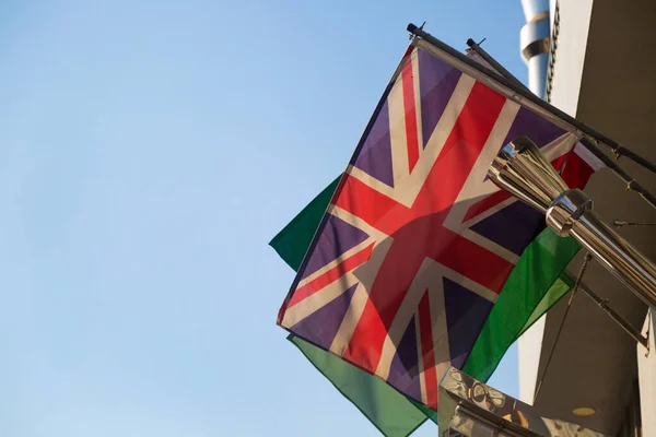 Flaga Wielkiej Brytanii Nad Wejściem Budynku Kilka Flag Państw Nad — Zdjęcie stockowe
