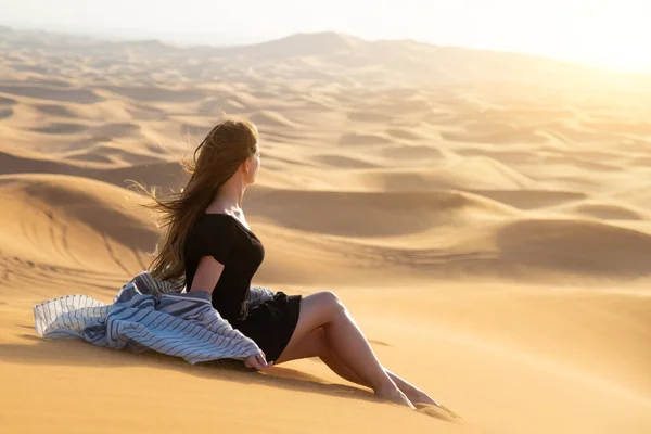 Lonely Girl Meets Dawn Woman Sitting Nature Looking Sunrise — Stock Photo, Image