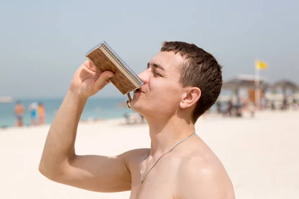 Homem Bebe Álcool Praia Homem Anos Bebe Álcool Forte Balão — Fotografia de Stock