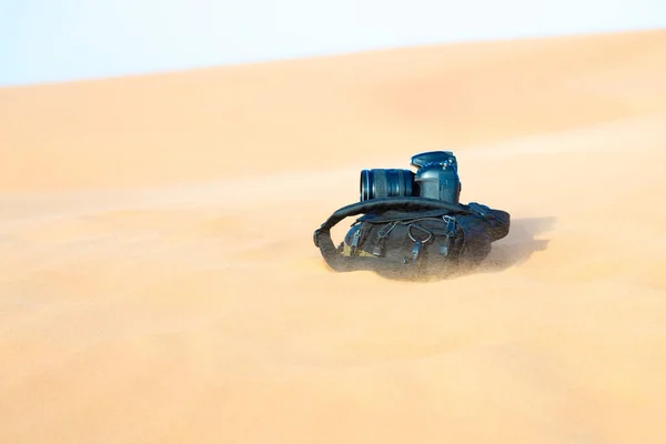Camera Ligt Een Rugzak Woestijn Fotograaf Tas Ligt Het Hete — Stockfoto