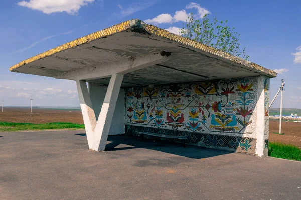 Autobusová zastávka v ruském Svetlogradu, zdobená mozaikou, sovětská éra — Stock fotografie