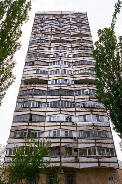 Edificio residencial en Volgodonsk, Rusia, era del modernismo soviético — Foto de Stock