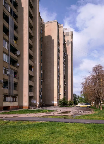 Edificio residencial en Volgodonsk, Rusia, era del modernismo soviético — Foto de Stock