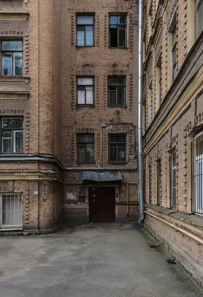 Tradycyjny stary dziedziniec w Sankt-Petersburgu, Rosja, stare retro — Zdjęcie stockowe
