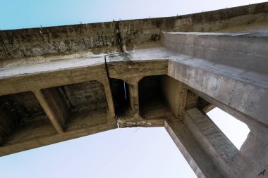 Eski terk edilmiş demiryolu viyadük köprüsü yakın plan beton monolit parçalar bağlantısı