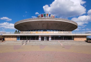 Stavropol, Rusya - 28 Nisan 2019: Stavtopol Şehir Sirki, Sovyet modernizmi dönemine ait gaddarlık dönemi güneşli bahar gününde inşa etme