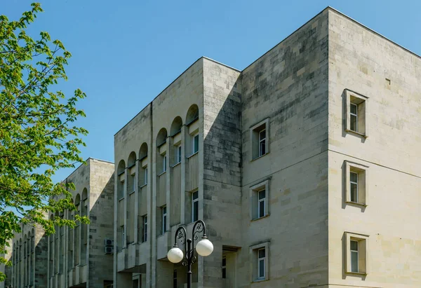 ロシアのスタヴロポリ 4月28 2019 北コーカサス連邦大学 晴れた日にソ連のモダニズム時代の残忍主義様式の建物 — ストック写真