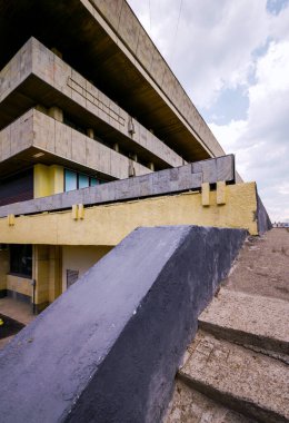 Stavropol, Rusya - 28 Nisan 2019: Kültür ve Spor Sarayı, Sovyet modernizm döneminin barbarlık tarzının bir parçası
