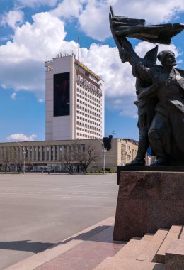 Stavropol, Rusya - 28 Nisan 2019: Lenin Meydanı 'ndaki heykel ve Sovyet modernizm binaları