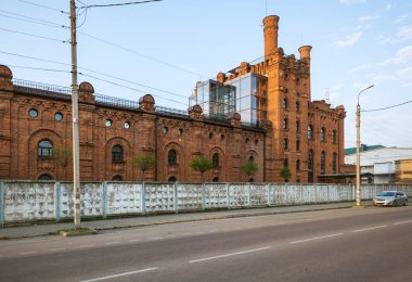 Maikop, Rusya - 26 Nisan 2019: Eski bira fabrikası, akşamları klasik sanayi binası