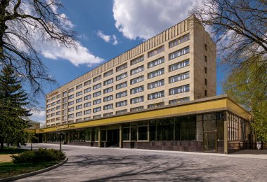 Stavropol, Rusya - 28 Nisan 2019: Stavropol Oteli, Sovyet modernizm dönemi barbarlık tarzı güneşli bir gün.