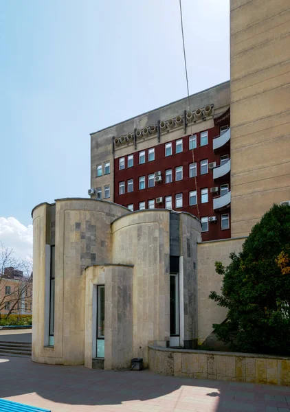 ロシアのスタヴロポリ 4月28 2019 晴れた日にソ連のモダニズム時代のブルータリズム様式の建物の断片 — ストック写真