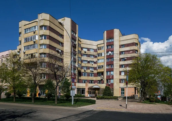 ロシアのスタヴロポリ 4月28 2019 晴れた日にソ連のモダニズム時代のブルータリズム様式の建物 — ストック写真