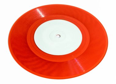 Yedi inç tekli 45 devir kırmızı plak kaydı ve beyaz arkaplanda küçük bir delik var.