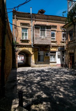 Rostov-on-Don, Rusya 'daki geleneksel eski avlu, kemerli eski bir apartman evi parçası.