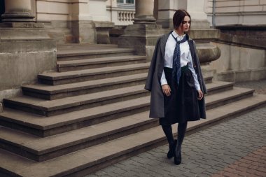 Sokakta moda giyim modeli