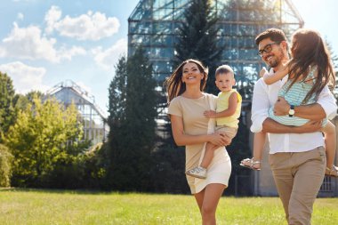 Doğada mutlu bir aile. Güzel ebeveynler ve çocuklar açık havada