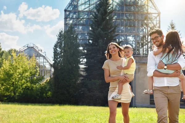 Famiglia felice nella natura. Bei genitori e bambini all'aperto — Foto Stock