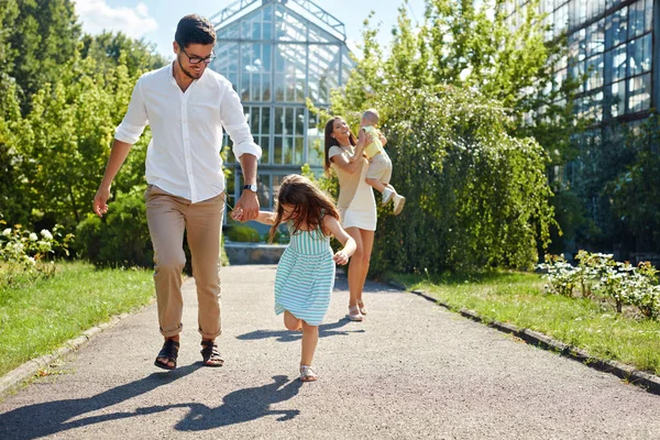 Family Having Fun Outdoor. Happy Young Parents, Children Playing — Stock Photo, Image