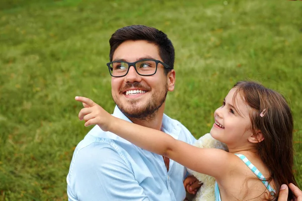Father And Daughter Having Fun In Park. Family Relaxing Outdoors — Stock Photo, Image