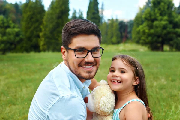 Father And Daughter Having Fun In Park. Family Relaxing Outdoors — Stock Photo, Image