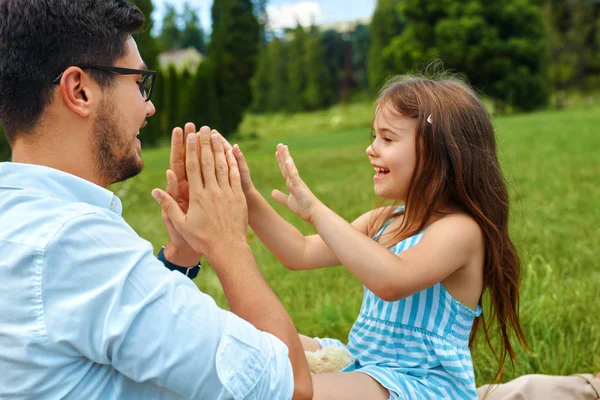 Pai e filha se divertindo. Feliz pai brincando com o garoto — Fotografia de Stock