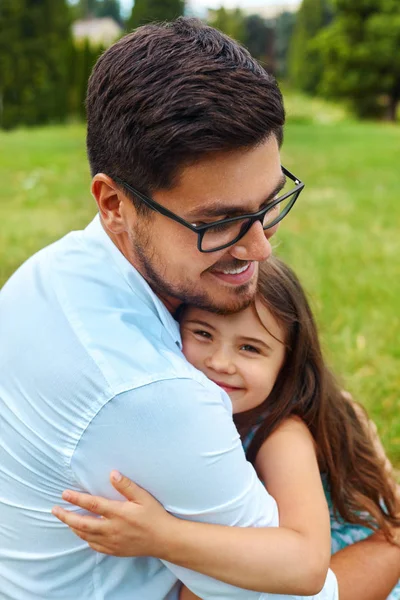 Ojciec i córka przytulanie w parku. Rodzina ogarnięcie na zewnątrz — Zdjęcie stockowe